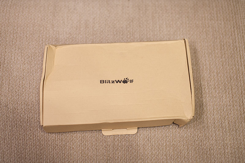 помятая коробка с Blitzwolf BW-L1
